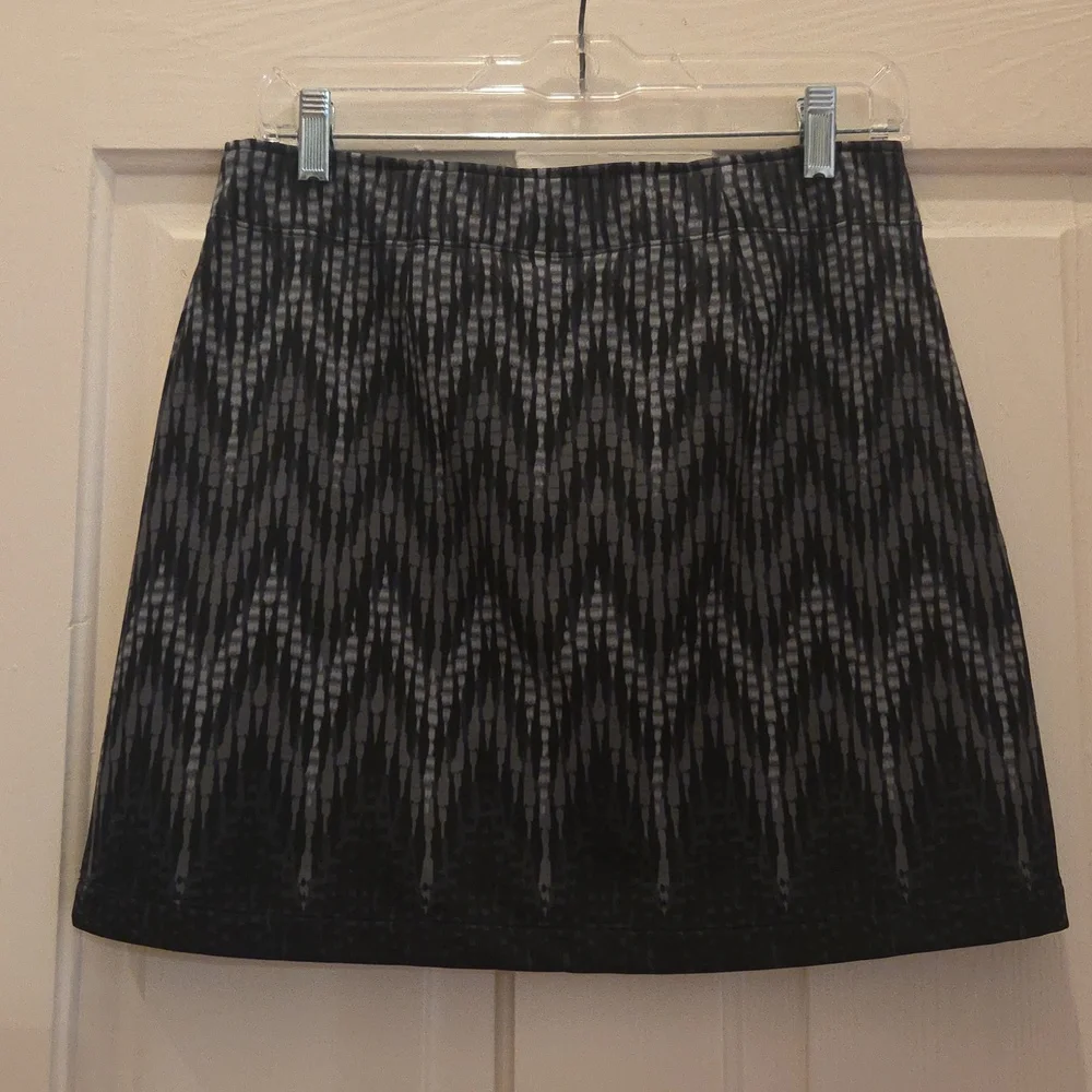 Athleta Pretty Black/Gray Mini Skirt In Very Good Condition! Stretchy Fabric. - Picture 2 of 10